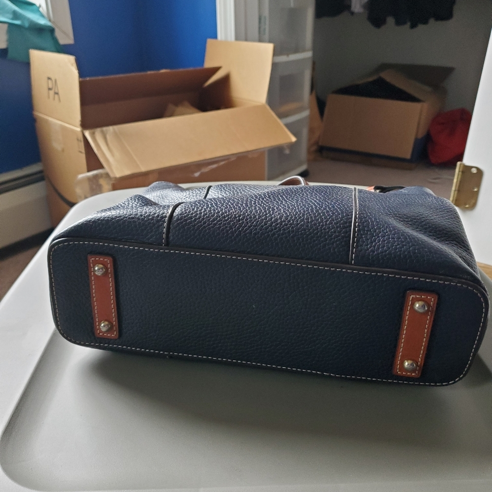 Dooney and Bourke navy blue pebbled leather shoulder bag - Picture 6 of 6